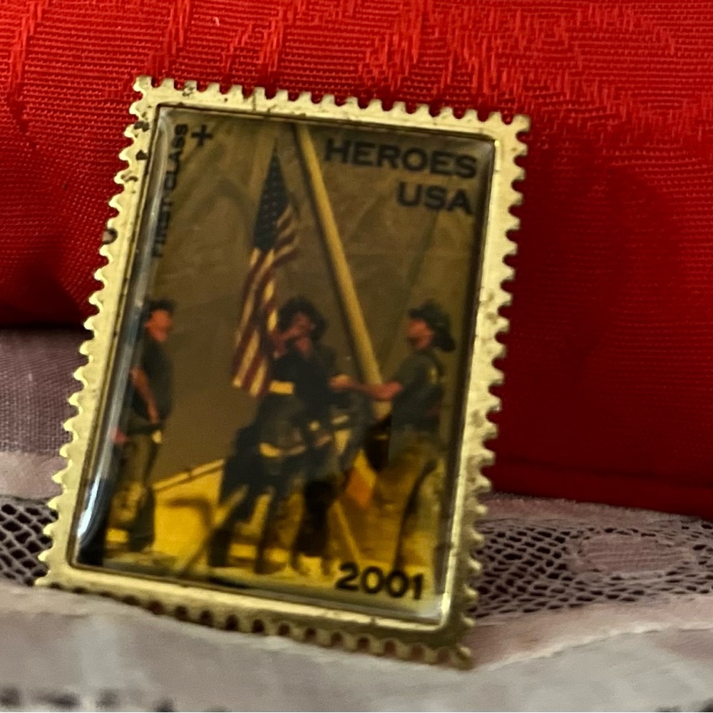 HEROS USA 2001 Commemorative US Postal Lapel Pin - Picture 1 of 2